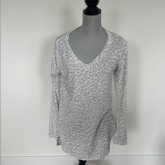 Leopard vneck - Picture 1 of 3